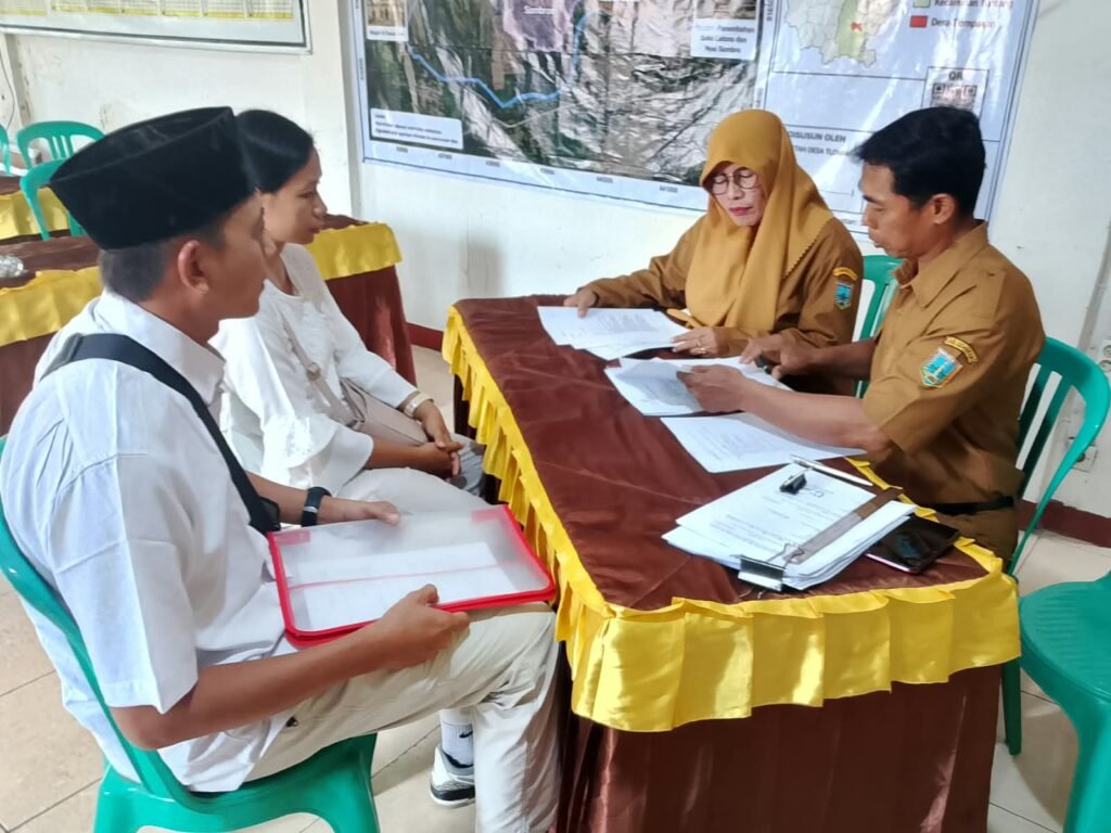 Yos Santun Purnadi Jadi Pendaftar Pertama Pilkades Tlompakan, Manfaatkan Waktu untuk Melengkapi Persyaratan